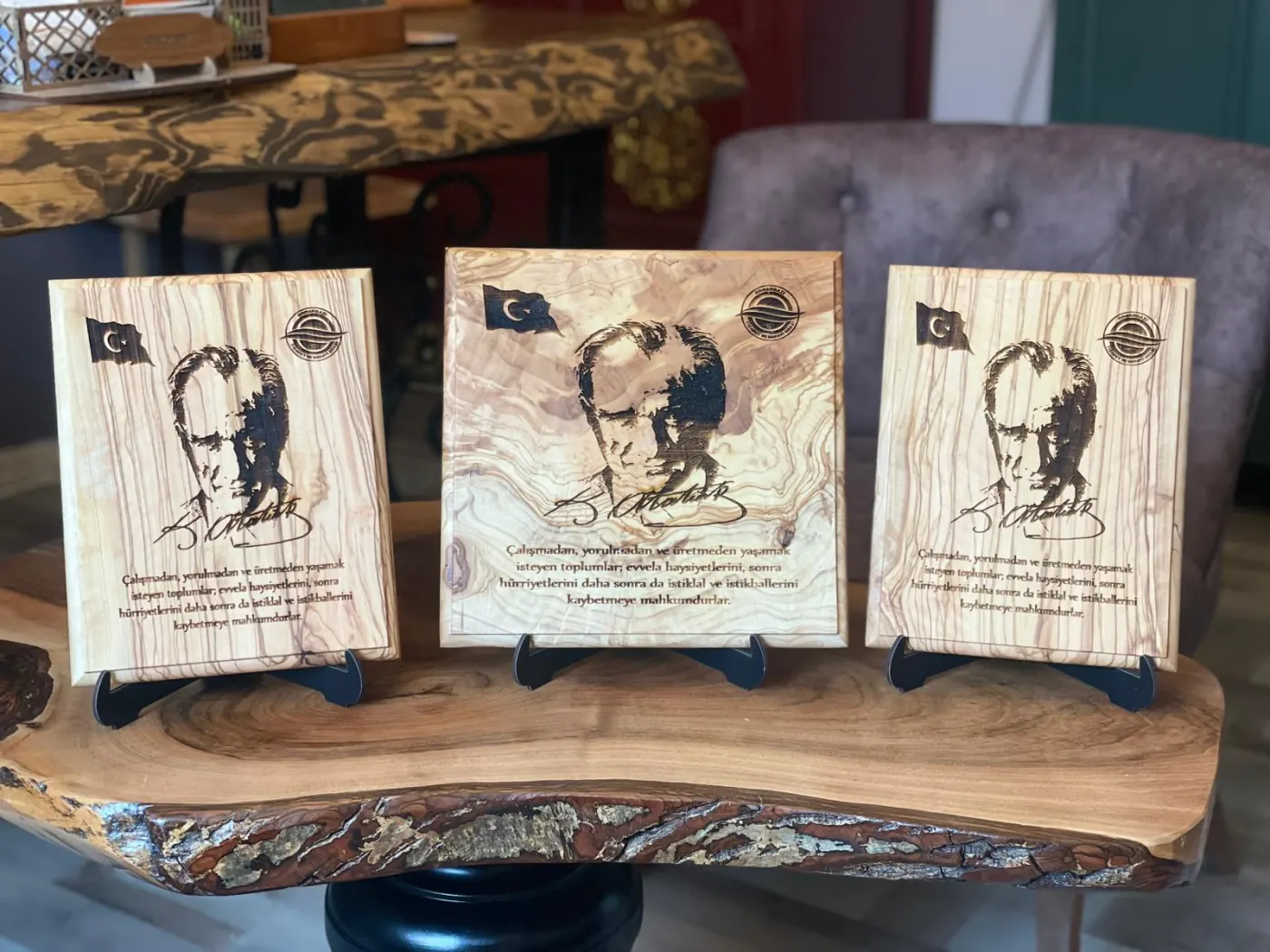 Atatürk işlemeli üçlü ahşap tablo
